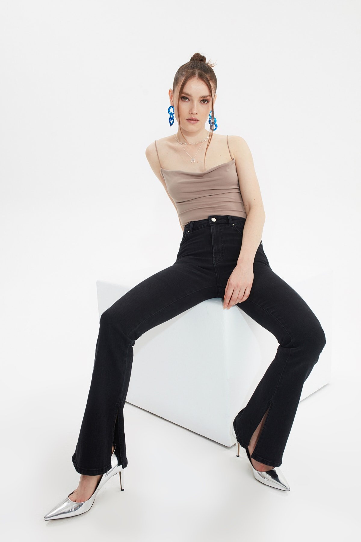 Trendyol Slit High Waist Flare Jeans TWOAW21JE0025 1 Trendyol Slit High Waist Flare Jeans TWOAW21JE0025 1